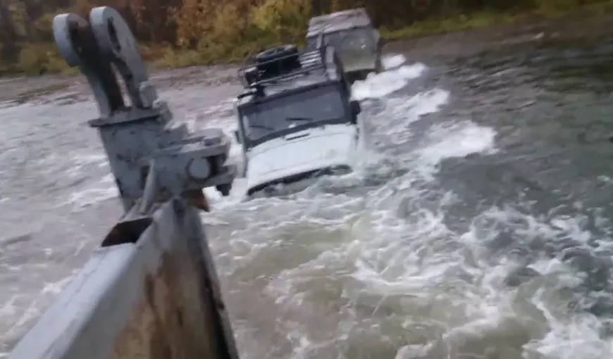 Accident teribil: 10 morţi, între care şase copii, după ce au încercat să treacă un râu cu maşina de teren