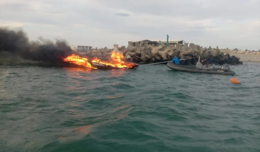 O ambarcaţiune a luat foc la intrarea în Portul Eforie. Proprietarul a sărit în apă