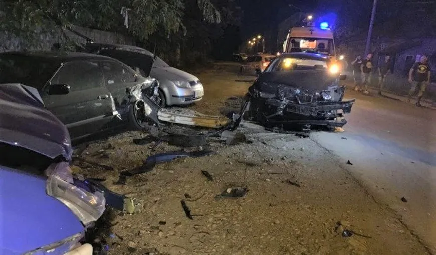 Şoferul unui BMW a lovit 3 maşini parcate după o urmărire ca în filme cu poliţia