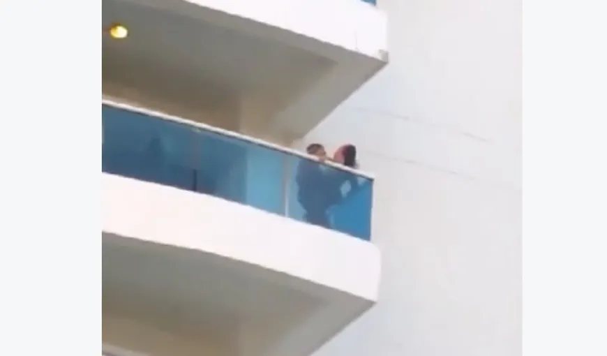 Au făcut amor pe balcon, dar nu au testat balustrada. Trecătorii au chemat imediat ambulanţa
