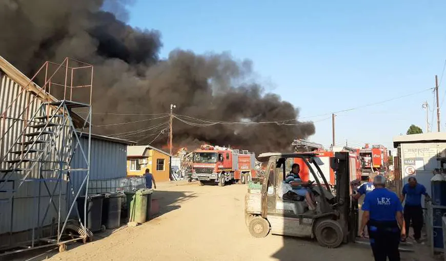 Incendiu PUTERNIC în Buzău: au avut loc mai multe explozii. Peste 200 de persoane, evacuate UPDATE