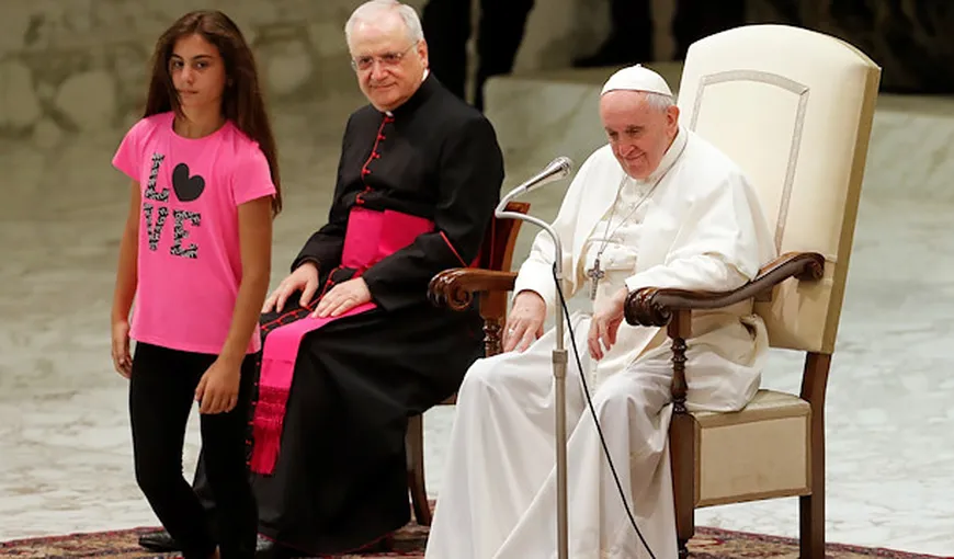 Papa Francisc a încurajat o fetiţă bolnavă să danseze pe scenă şi să aplaude