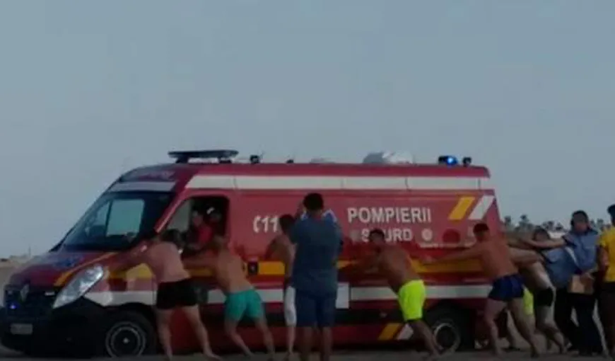 Un bărbat s-a înecat în Marea Neagră. Ambulanţa care l-a preluat a rămas înţepenită în nisip