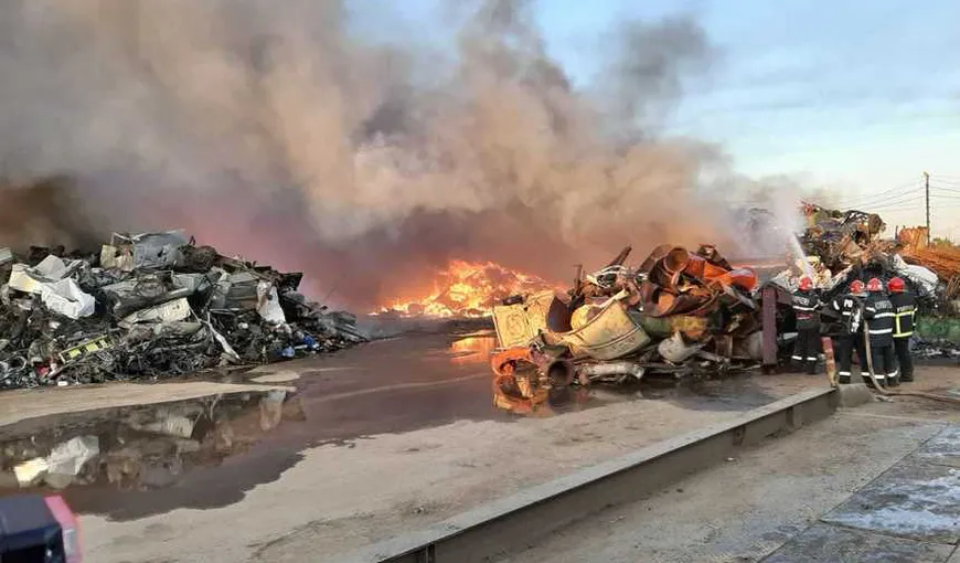 Incendiul izbucnit la un depozit de materiale reciclabile din Buzău a fost stins după aproape 24 de ore