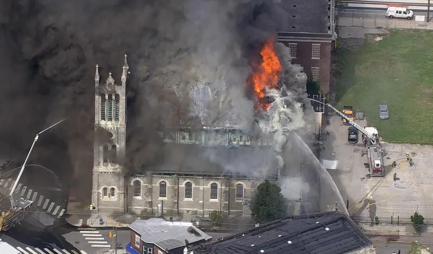 Incendiu catastrofal într-o biserică. Pompierii luptă cu flăcările