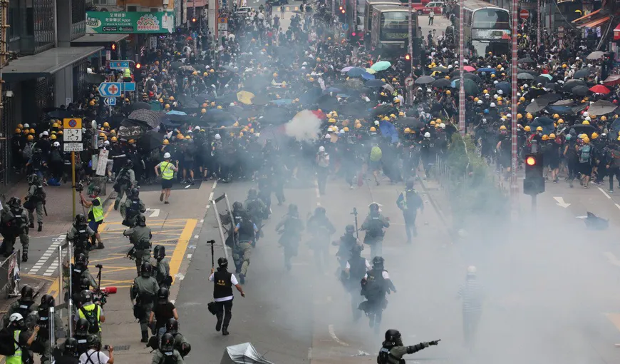 Poliţia din Hong Kong a îndepărtat sute de manifestanţi cu gaze lacrimogene