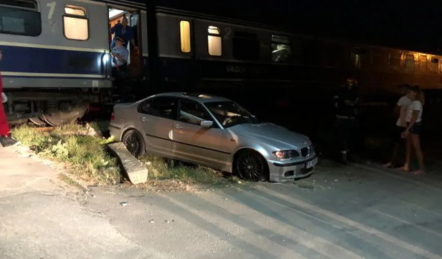 Accident feroviar la Costineşti. O maşină a fost lovită de tren