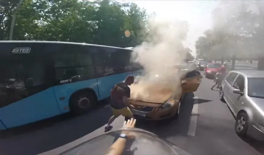Un motociclist din Bucureşti, EROUL ZILEI. A intervenit spectaculos după ce o maşină a luat foc în trafic VIDEO
