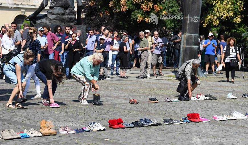 Protest cu sute de perechi de pantofi în faţa MAI, pentru a atrage atenţia asupra cazurilor de copii dispăruţi