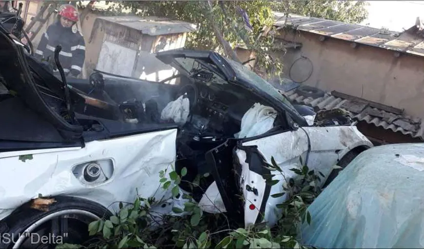 Accident grav în Tulcea. O femeie şi un copil au murit, patru persoane sunt rănite după ce o maşină a intrat într-o curte VIDEO