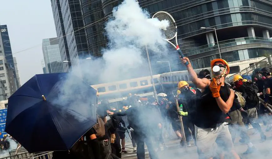 Mii de militanţi pentru democraţie participă la protestele din Hong Kong, în ciuda interdicţiilor puterii VIDEO
