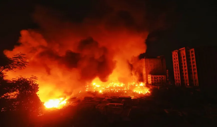Incendiu devastator, mii de case au fost mistuite de foc