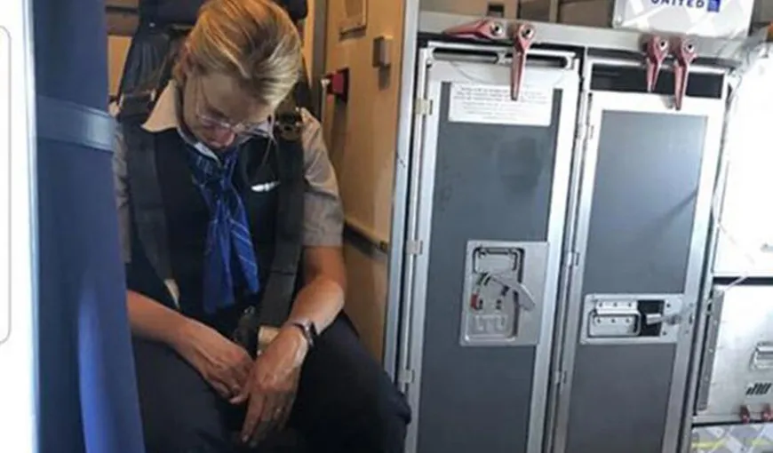 O stewardesă s-a îmbătat în timpul zborului. Ce a urmat e şocant VIDEO