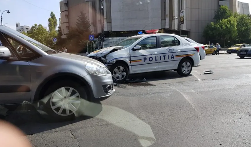 O maşină de poliţie, implicată într-un accident, în centrul Capitalei