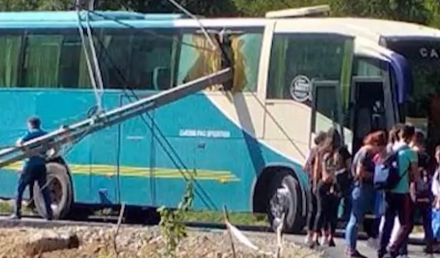 Un autocar plin cu elevi, implicat într-un accident grav, neobişnuit, în Maramureş FOTO