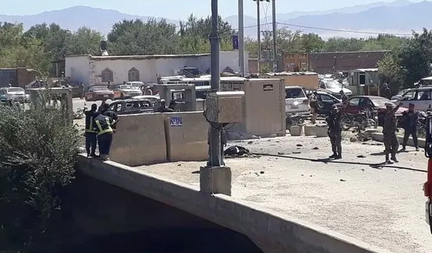 Atentat în Afganistan. Preşedintele ţării a trecut pe lângă moarte, după ce vehiculul în care se afla a fost atacat