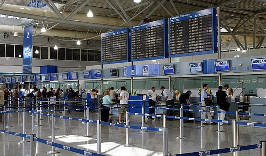 Incident pe aeroport: o româncă a fost prinsă de către autorităţile elene cu sute de cărţi de identitate pe numele altor persoane