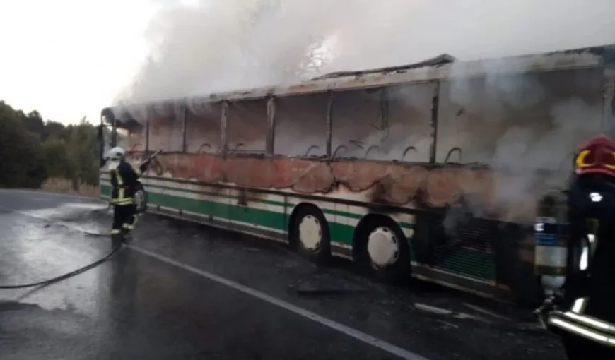 Un autobuz cu pasageri a luat foc în mers. Călătorii, salvaţi în ultimul moment