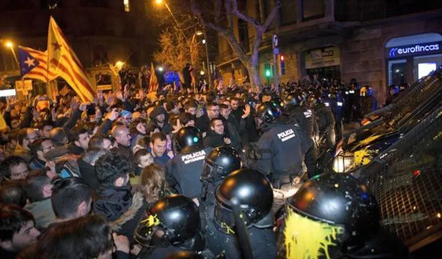 Proteste vehemente în Barcelona: manifestanţii catalani au ripostat faţă de poliţie cu rachete