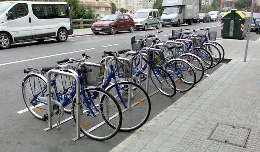Rastelurile pentru biciclete devin obligatorii. Legea a trecut de Parlament