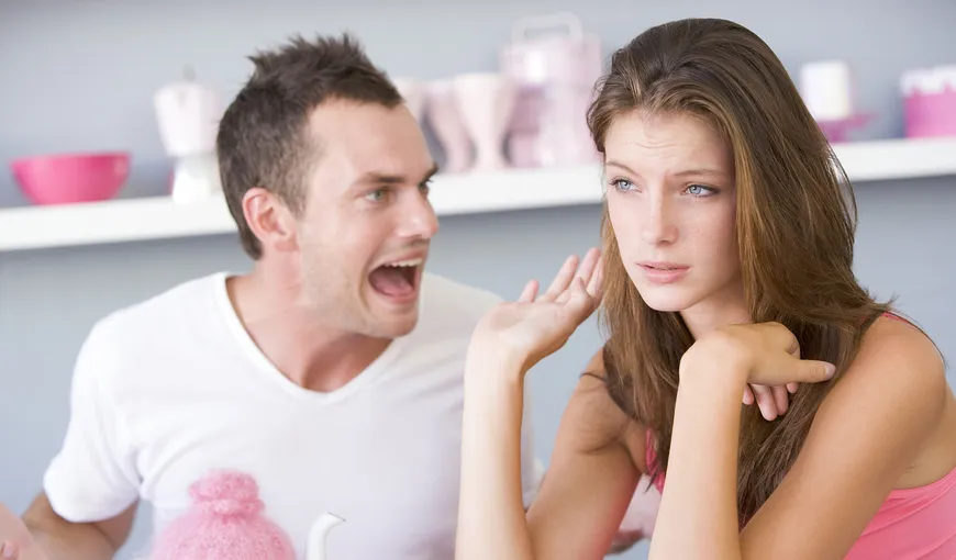 6 obiceiuri feminine care îi scot din minţi pe bărbaţi