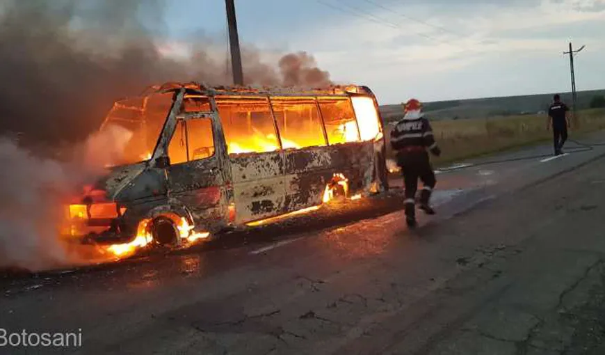 Un microbuz a luat foc în mers, pe o şosea din Botoşani