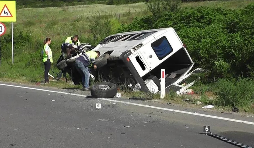 Accident TERIBIL în Vrancea. Un microbuz cu pasageri s-a răsturnat după ce s-a ciocnit cu un autoturism. Şoferul era băut UPDATE