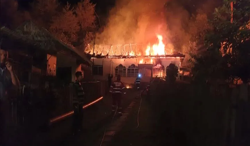 Şcoală din Argeş distrusă de incendiu