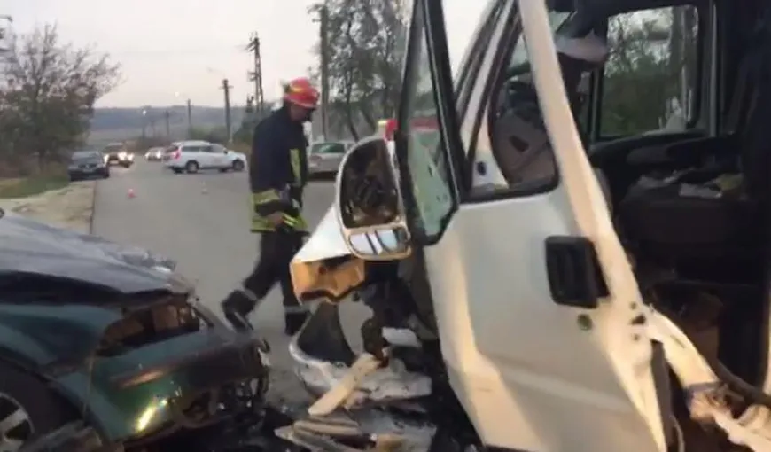 Accident cu 7 victime în Lugoj după ce o autoutilitară s-a ciocnit violent cu un autoturism. Patru dintre răniţi sunt copii