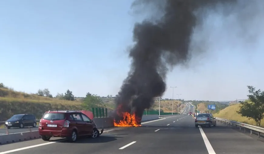 O maşină a luat foc pe Autostrada Soarelui, în urma unui accident. Traficul rutier, blocat