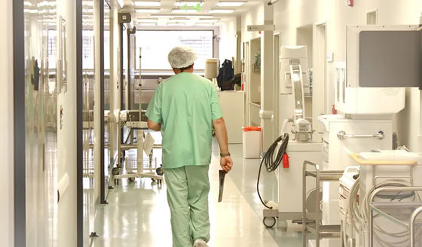 Medic din Cluj suspectat că a luat mită pentru a le facilita unor pacienţi obţinerea pensiei de invaliditate, sub control judiciar
