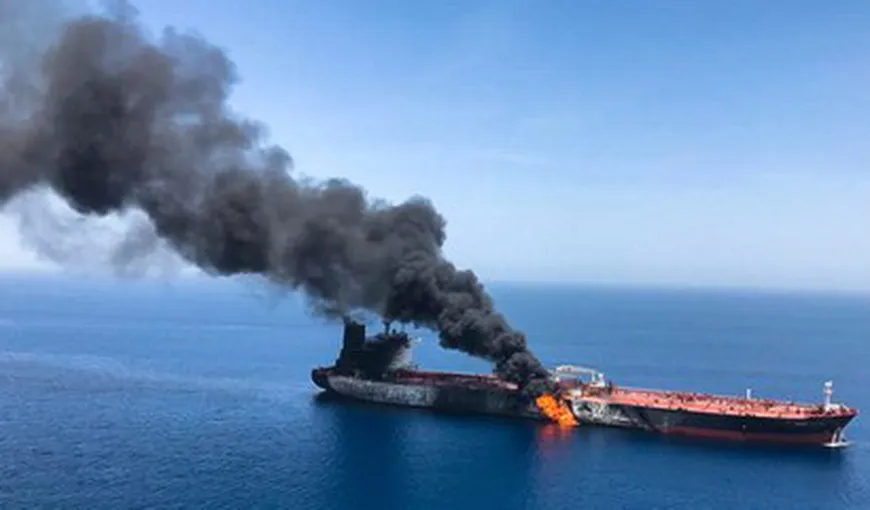 Explozie la bordul unui petrolier. S-a produs un incendiu imens care s-a propagat la altă navă