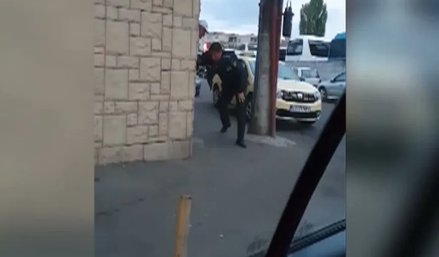 Imagini revoltătoare cu un poliţist local. A fost filmat beat criţă pe străzi VIDEO