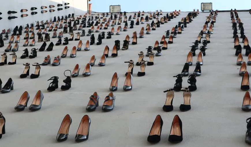 Istanbul: Memorial din 440 de perechi de pantofi cu toc înalt, simbolizând numărul femeilor ucise în violenţe sexuale şi domestice