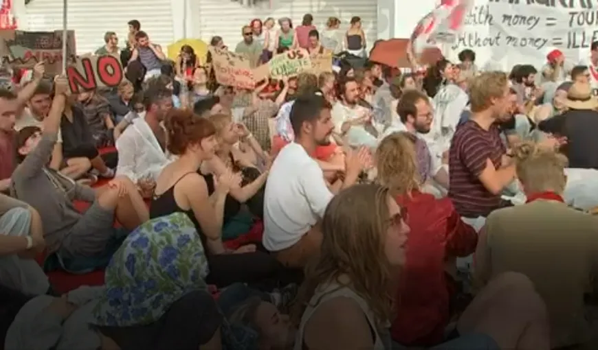 Sute de persoane au protestat pe covorul roşu de la Veneţia pentru acţiuni împotriva schimbărilor climatice