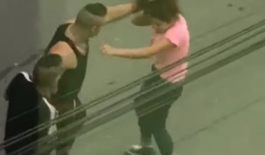 Imagini cu un puternic impact emoţional. O tânără este bătută cu bestialitate în plină stradă, la Sibiu VIDEO
