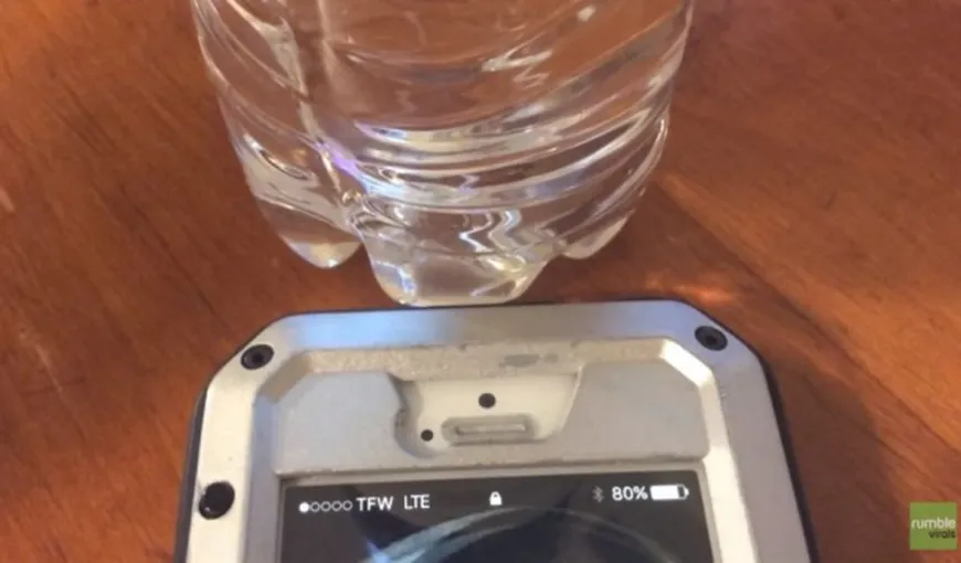 Ce se întâmplă dacă îţi pui telefonul lângă o sticlă cu apă VIDEO