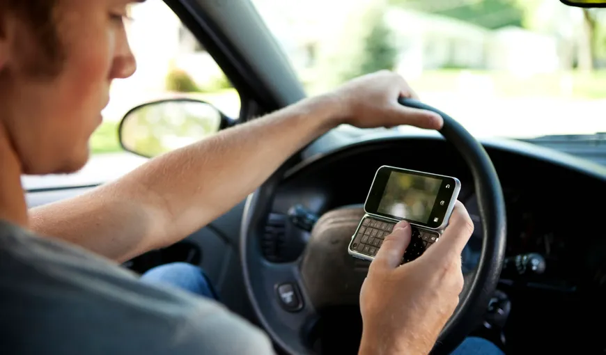 Atenţie, şoferi! Sancţiuni mai dure pentru cei care vorbesc la telefon sau filmează când conduc. Modificări majore aduse Codului Rutier