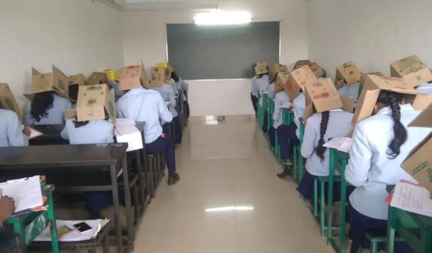 Elevi de liceu forţaţi să poarte pe cap cutii de carton ca să nu copieze la examen