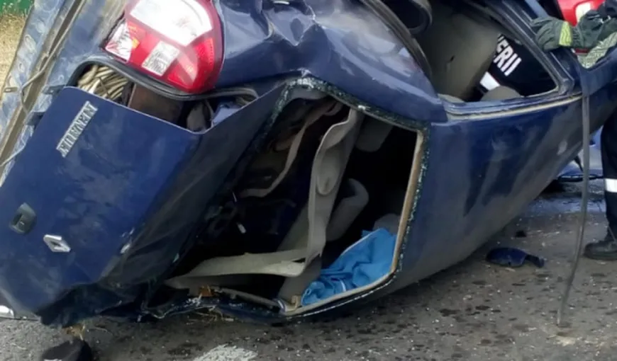 Accident teribil în Argeş. O maşină s-a izbit de un pod şi s-a răsturnat, sunt patru victime VIDEO