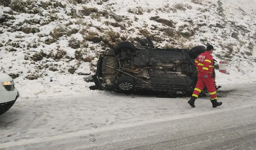 Accident incredibil! O maşină în care se aflau patru oameni s-a prăbuşit pe Transfăgărăşan VIDEO