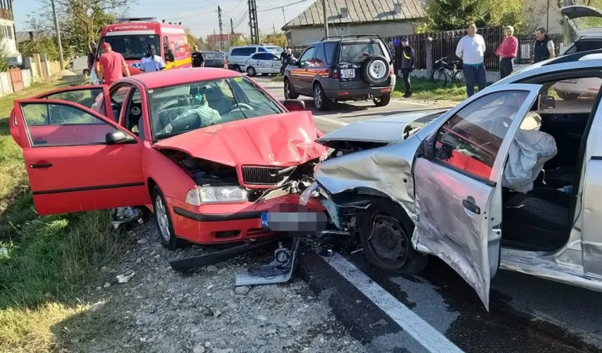 Imagini teribile! Accident cu trei autoturisme în Argeş: cinci persoane, printre care şi doi copii, au fost rănite