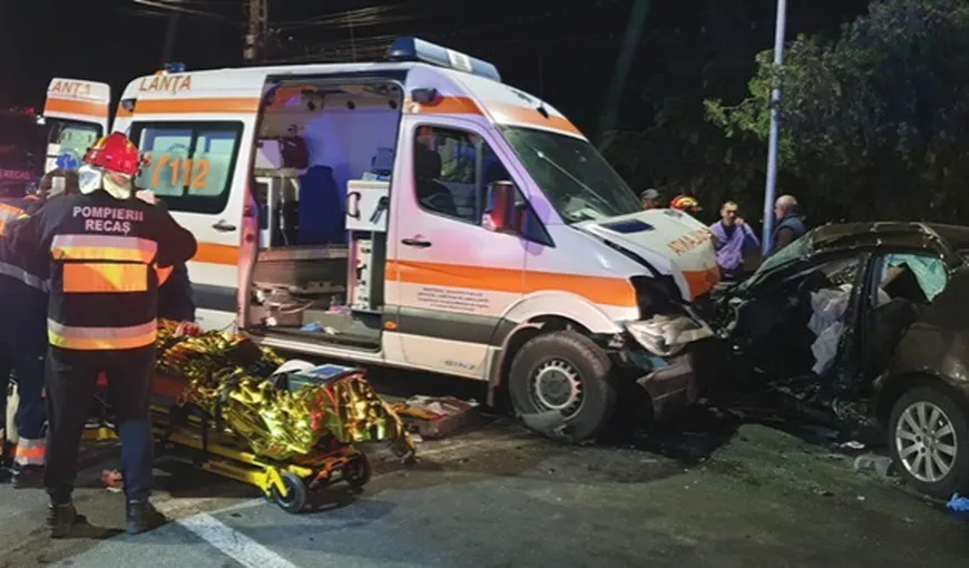 O ambulanţă a fost lovită puternic de o maşină în timp ce transporta un pacient intubat FOTO