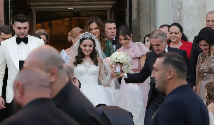 Imagini în premieră de la nunta anului în România. Gigi Becali a aruncat cu bani din darul primit de Teodora de la invitaţi VIDEO