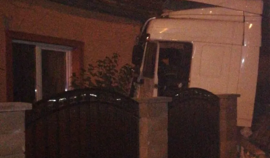 Accident grav în Mureş, un tir s-a izbit de două case şi a rupt o ţeavă de gaz