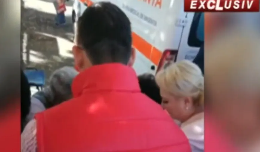 Viorica Dăncilă i-a acordat primul ajutor unei persoane căreia i s-a făcut rău la miting. Imagini inedite cu premierul VIDEO