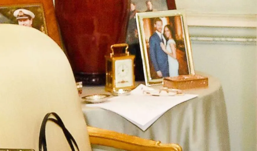 Prinţul Harry şi Meghan Markle, umiliţi: a dispărut fotografia cu ei doi de pe măsuţa din sala de recepţie a Palatului Bukingham