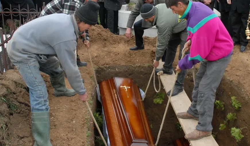 Un popă din Vaslui a lăsat mortul lângă groapă pentru că rudele nu aveau bani