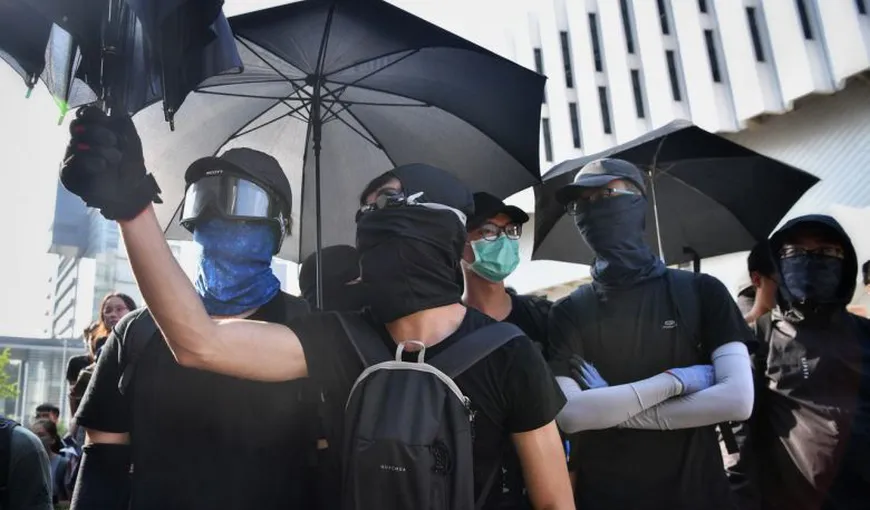 Hong Kong va interzice purtarea de măşti în timpul protestelor. Se invocă o lege din anul 1922