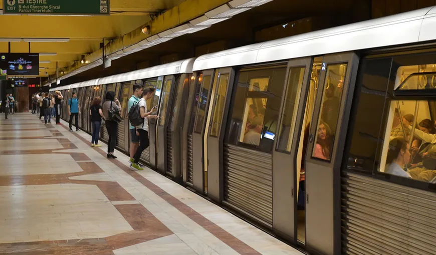 Scene de groază la metroul bucureştean. Un bărbat a fost târât de tren pe tot peronul, până în tunel
